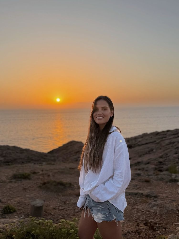 Camisa de lino, shorts de denim y sandalias: el look "effortless" de María Emilia Ferrero para pasear con Julián Álvarez