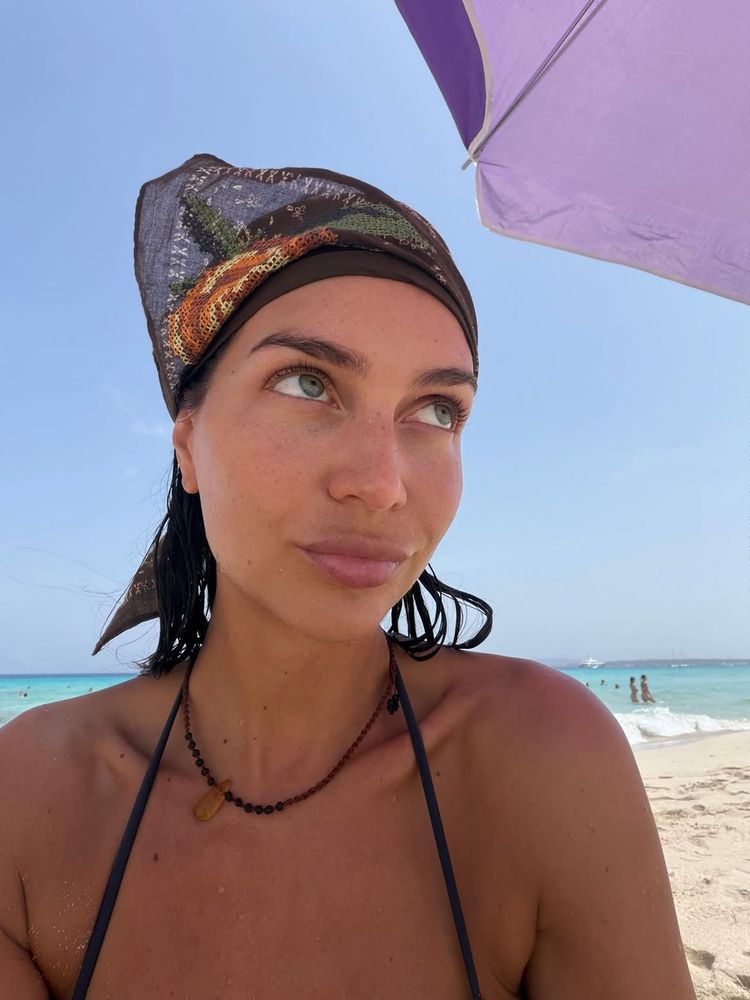 Pañuelo "pirata", collar boho de ámbar y efecto "wet hair": la audaz y natural propuesta playera de Zaira Nara en el mar