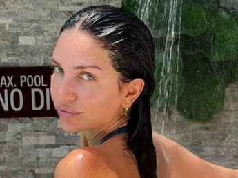 Pañuelo "pirata", collar boho de ámbar y efecto wet hair: el audaz y natural look de Zaira Nara para la playa