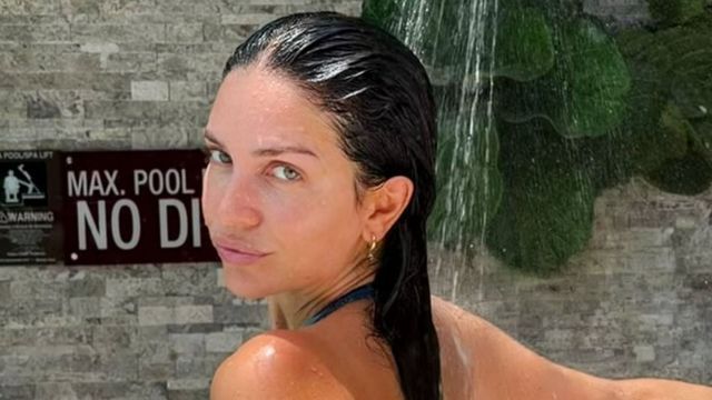 Pañuelo "pirata", collar boho de ámbar y efecto wet hair: la audaz y natural propuesta de Zaira Nara para la playa