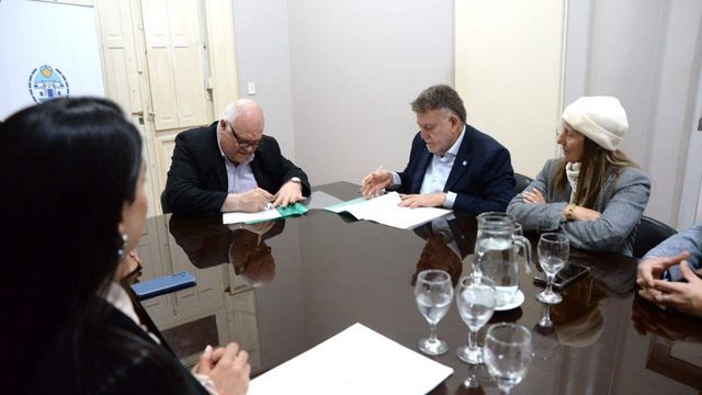 Domingo Amaya y Federico Masso rubricaron el acuerdo entre el Ente Tucumán Turismo y Desarrollo Social.