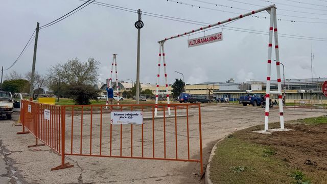 Cambio de circulación por el delimitador de altura en el paso a nivel de la Avenida Bernardi 