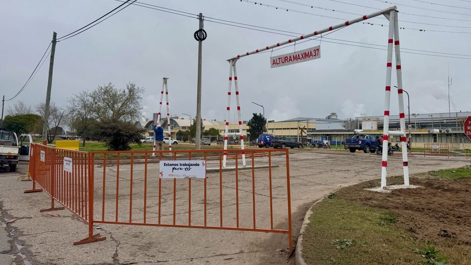 Cambio de circulación por el delimitador de altura en el paso a nivel de la Avenida Bernardi