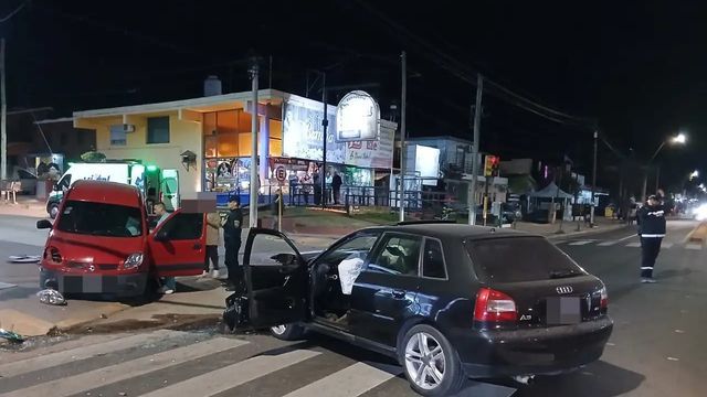 El accidente involucró a un Audi A3 y una Renault Kangoo.