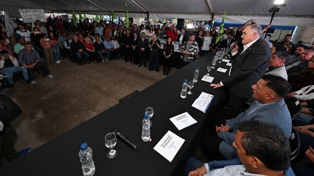 El gobernador vinculó el cambio de modalidad con episodios previos de tomas y deterioro de viviendas sin ocupar.