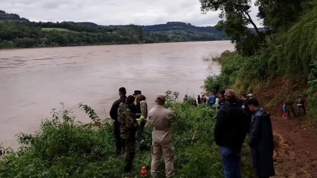 Con apoyo de rescatistas brasileños, continúa la intensa búsqueda de un joven desaparecido en el río Uruguay.