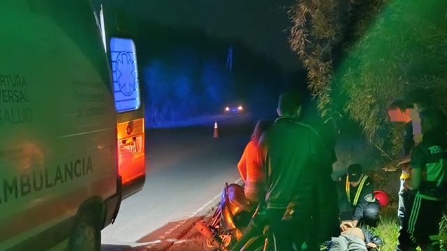 Cinco personas resultaron heridas tras el despiste y choque de dos motos por una tacuara caída sobre la ruta en Alem.
