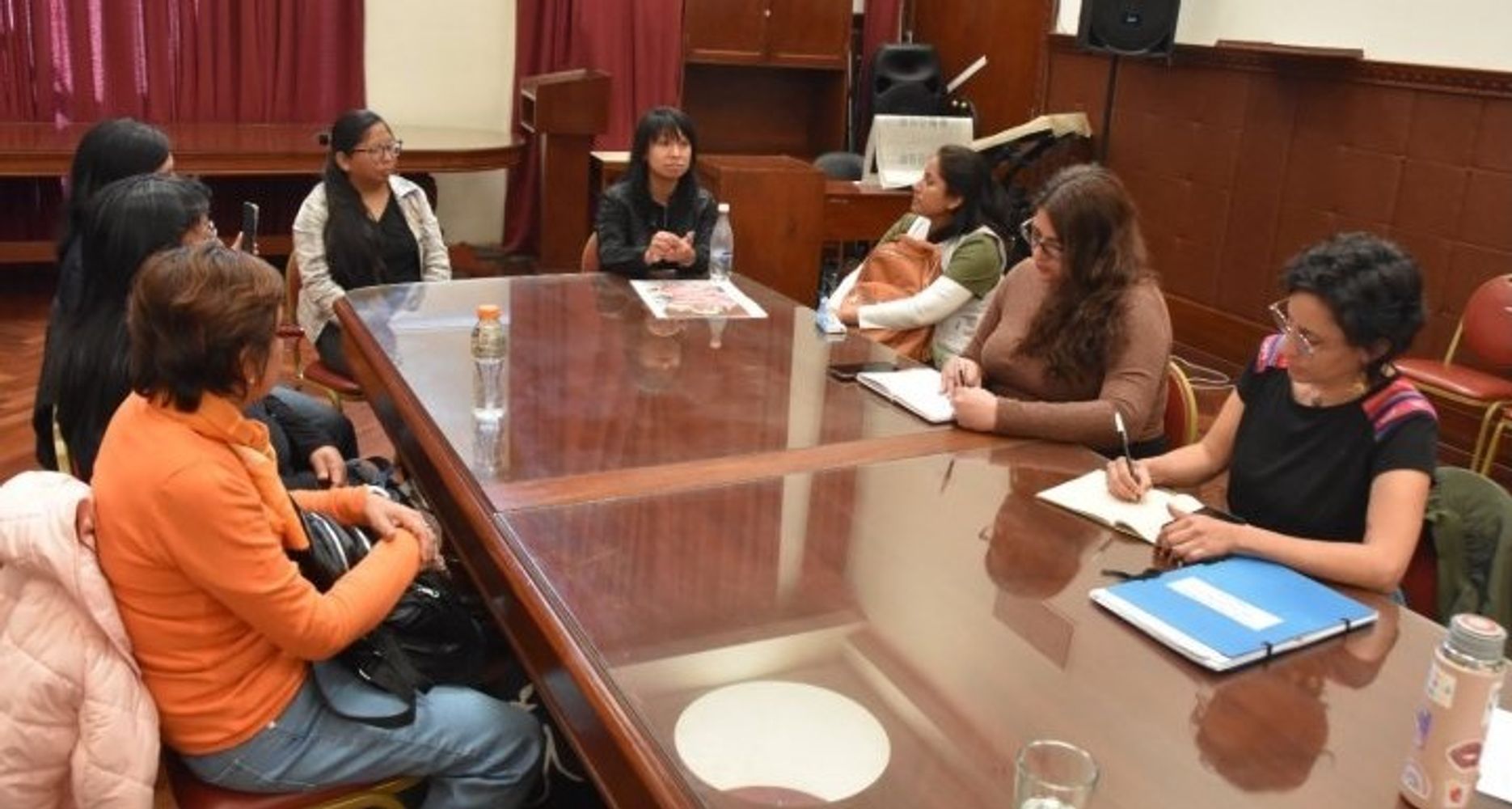 Asumiendo el criterio de que "la docencia es un sector feminizado", la diputada Natalia Morales (derecha) sostiene que el Estado y el Gobierno de Jujuy ejercen "violencia de género" en ese ámbito.