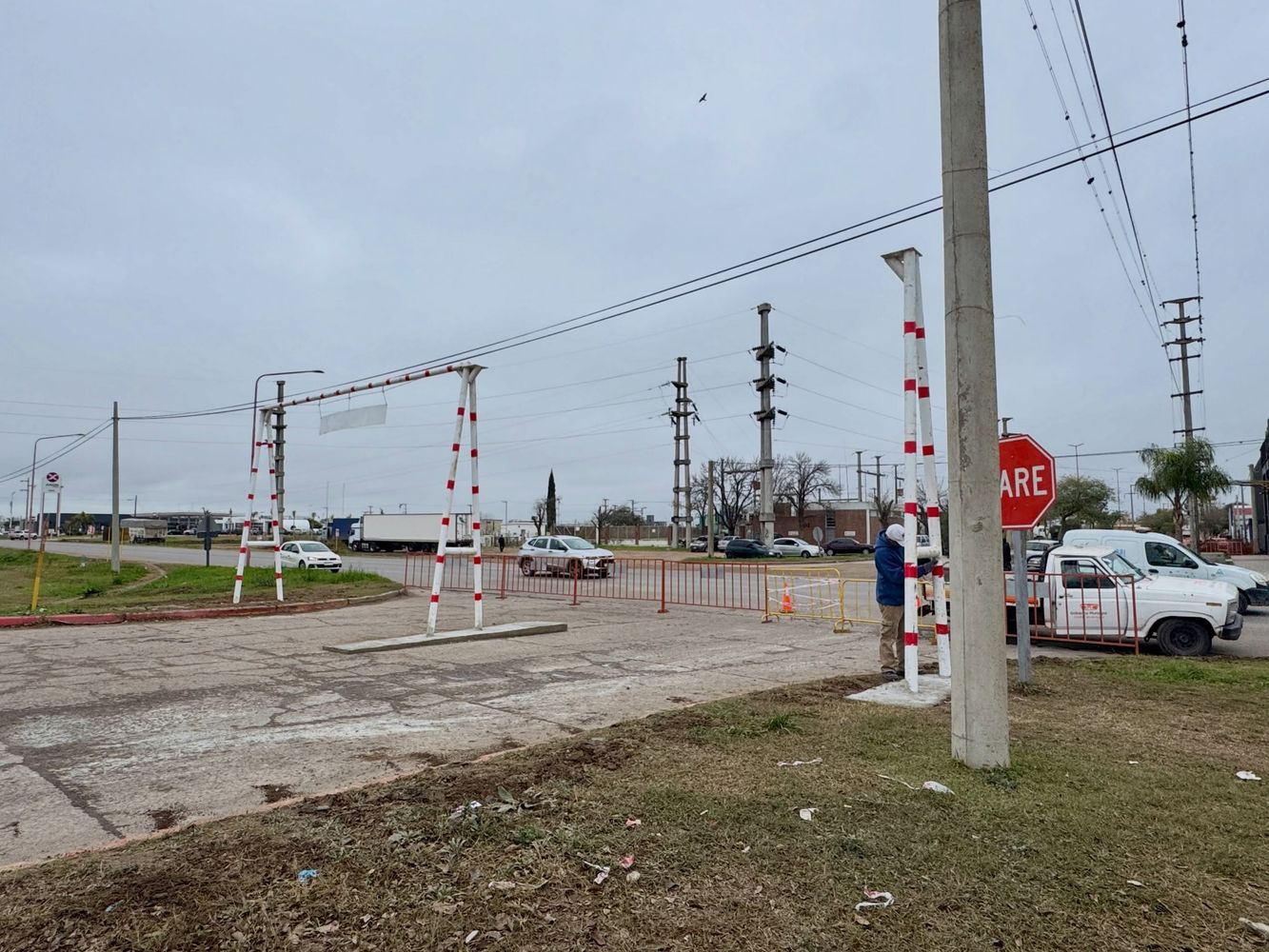 Cambio de circulación por el delimitador de altura en el paso a nivel de la Avenida Bernardi