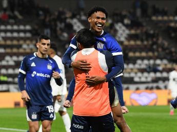 Rick en versión goleador de Talleres: uno a medias con el arquero y el otro, golazo