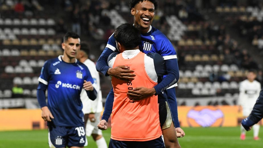 Rick en versión goleador de Talleres: uno a medias con el arquero y el otro, golazo