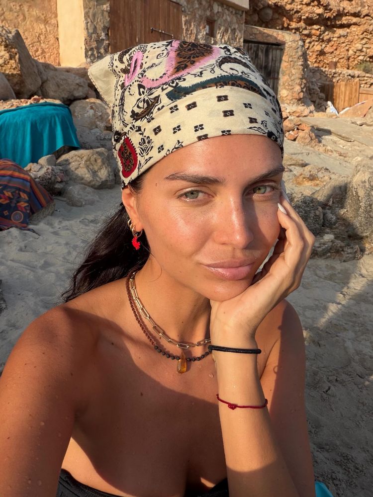 Pañuelo "pirata", collar boho de ámbar y efecto wet hair: la audaz y natural propuesta de Zaira Nara para la playa