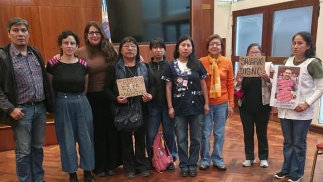 Alejandro Vilca, Natalia Morales y Lamia Debbo, integrantes del bloque de diputados del PTS FITU, recibieron a un grupo de docentes de nivel inicial, primario y jubiladas, en la Legislatura.
