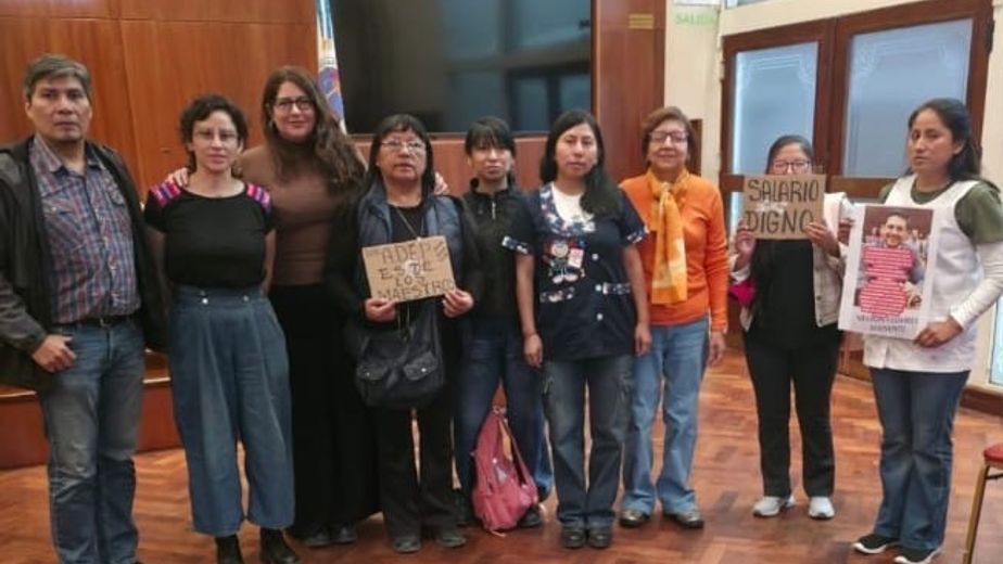Alejandro Vilca, Natalia Morales y Lamia Debbo, integrantes del bloque de diputados del PTS FITU, recibieron a un grupo de docentes de nivel inicial, primario y jubiladas, en la Legislatura.