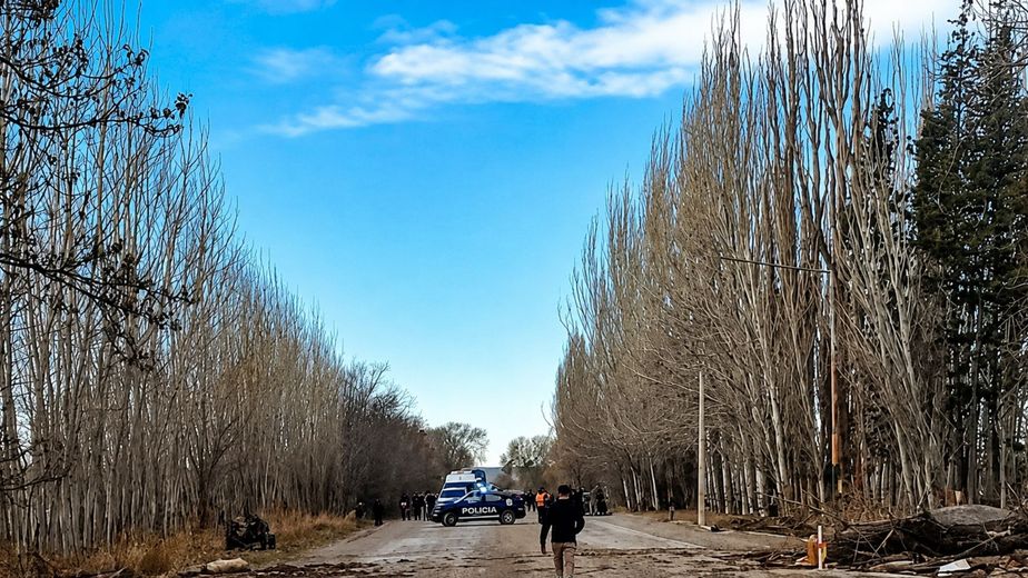 Viajaban para celebrar los 15 de su hija cuando un árbol cayó sobre la camioneta y mató a sus padres