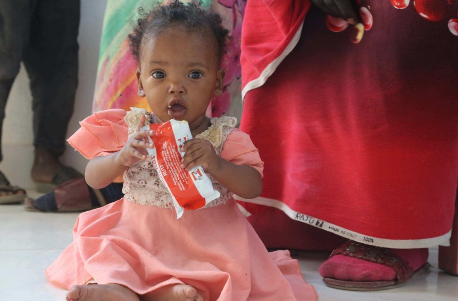 Genan come Alimento Terapéutico Listo para Usar provisto por UNICEF, lo que le permitió recuperarse de la desnutrición aguda y salvar su vida.