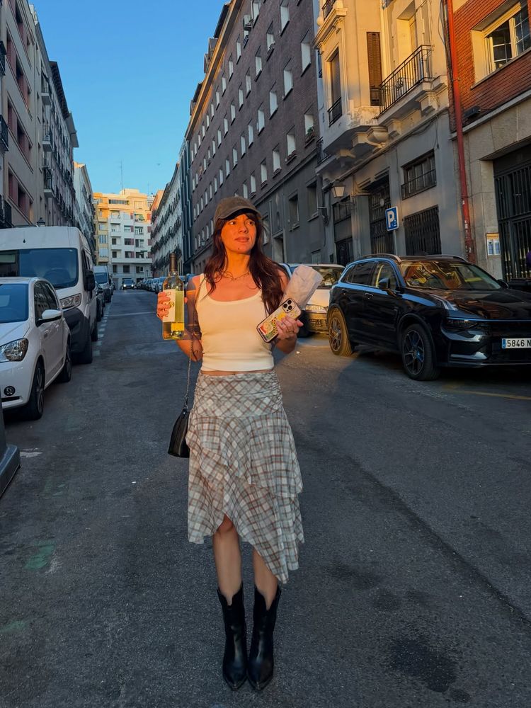 Tops, faldas asimétricas y botas texanas: el ecléctico look de estilo costero y urbano de Gimena Accardi