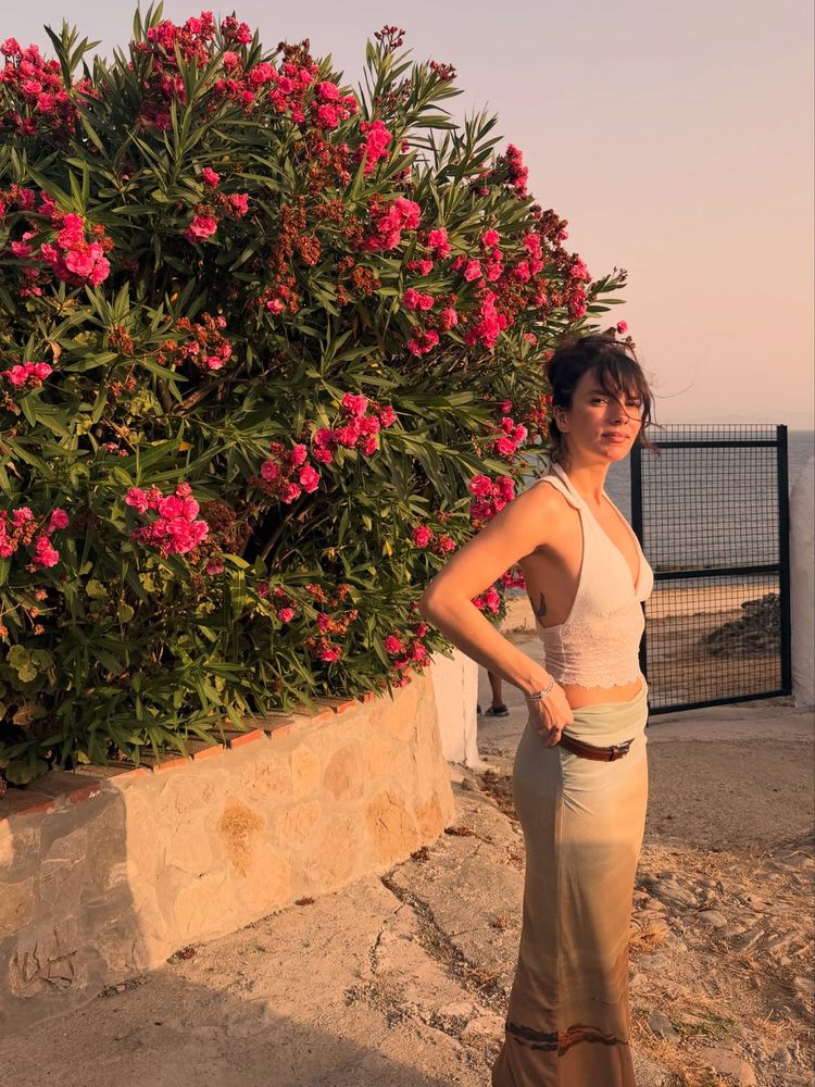 Tops, faldas asimétricas y botas texanas: el ecléctico look de estilo costero y urbano de Gimena Accardi