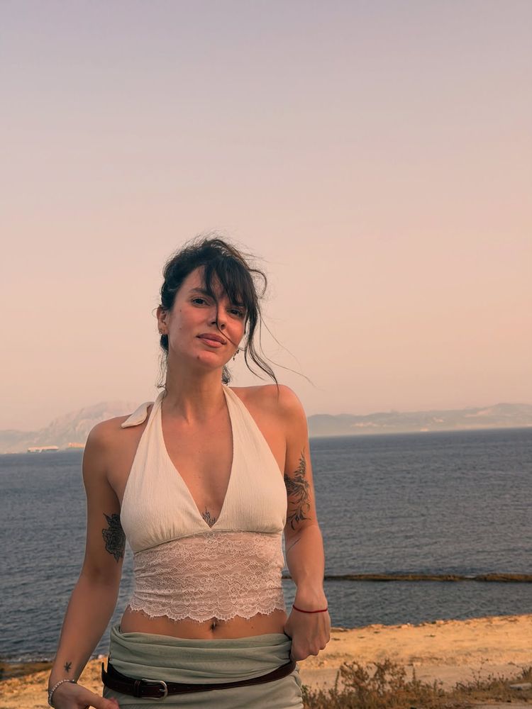 Tops, faldas asimétricas y botas texanas: el ecléctico look de estilo costero y urbano de Gimena Accardi