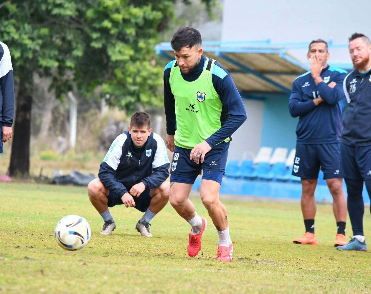 Maximiliano Casa habló en la previa y marcó el camino del grupo: unidad, trabajo colectivo y la convicción de no cambiar la manera de jugar sin importar el resultado del partido anterior ni la condición de local o visitante.