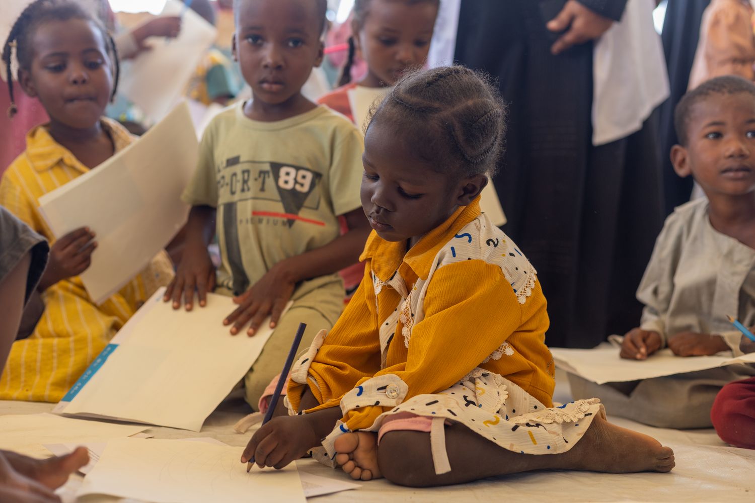 Walaa participa de una sesión de dibujo como parte de su tratamiento de apoyo psicosocial en un Espacio Amigo de la Infancia apoyado por UNICEF.