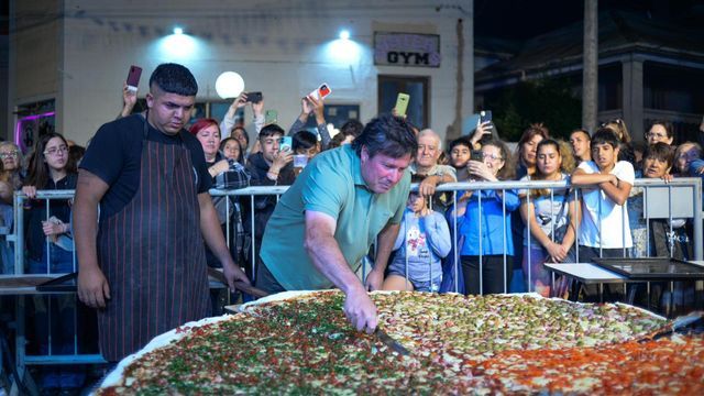 El corte de las pizzas gigantes será uno de los atractivos principales.