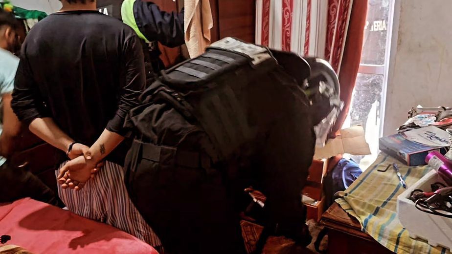 La orden de detención en contra del sospechoso sigue vigente; en el operativo secuestraron un cuchillo y partes de motos adulteradas.