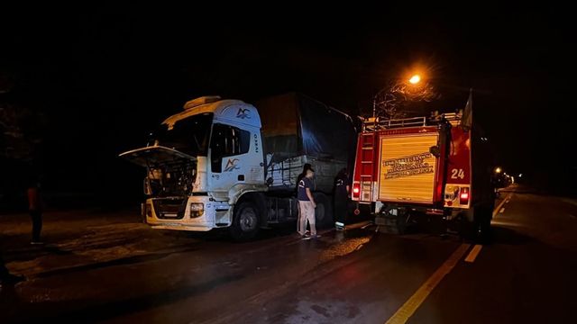 Un camión sufrió un principio de incendio sobre la Ruta Nacional 12 en Montecarlo.