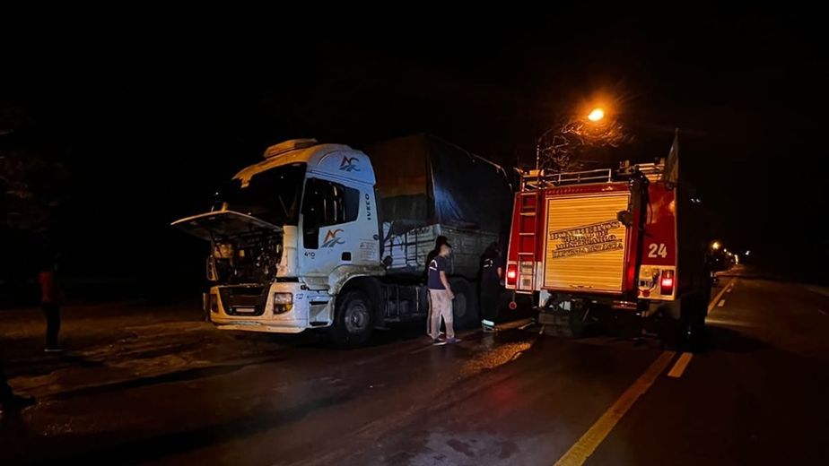Un camión sufrió un principio de incendio sobre la Ruta Nacional 12 en Montecarlo
