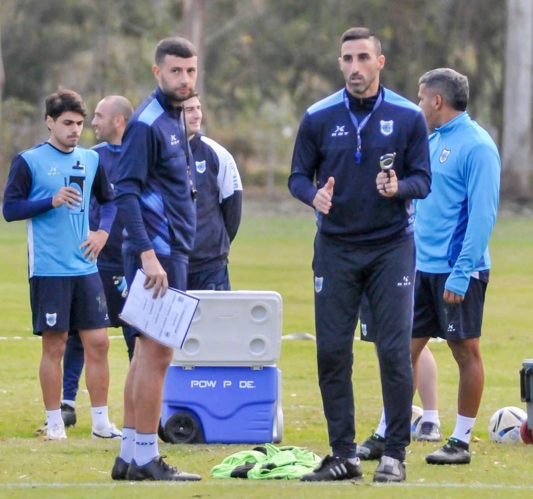 Dirigido por Hernán Pellerano (der.), Gimnasia y Esgrima de Jujuy visita este miércoles a Quilmes, en un partido que el "Lobo" necesita ganar para estirar su ventaja en la cima antes del duelo directo del lunes ante Tristán Suárez.