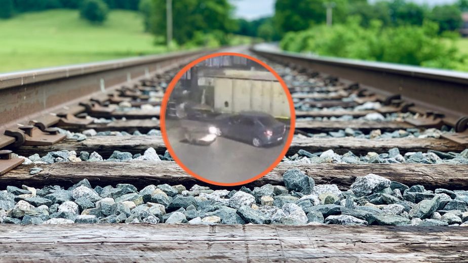 Un tren chocó a un auto en Córdoba: el impactante video
