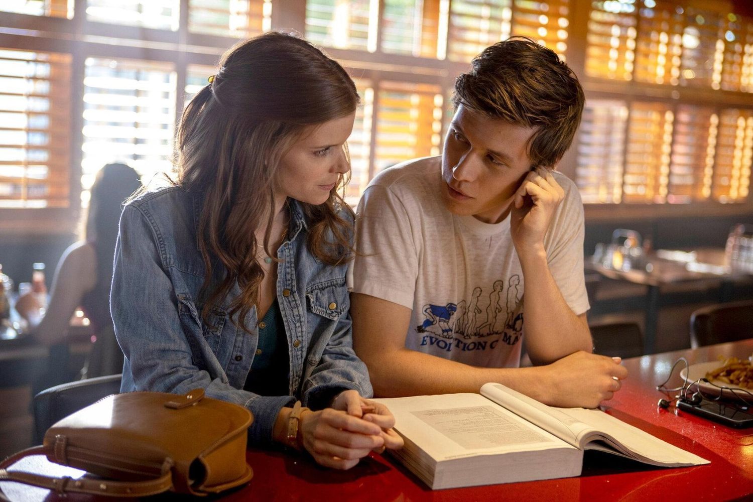 Kate Mara y Nick Robinson protagonizan esta intensa producción disponible en Disney+.