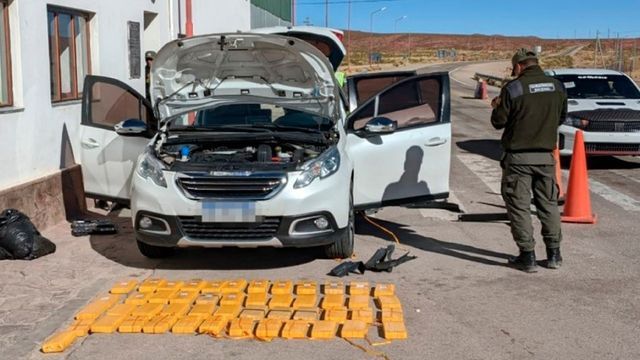 Un hombre que cumple una condena de ocho años de prisión por transporte de estupefacientes sería el líder de la banda. El resto de los implicados son sus familiares, que fueron detenidos cuando llevaban 61 kilos de cocaína desde La Quiaca.