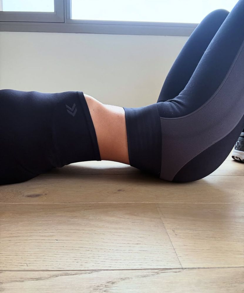 Conjuntos Seamless y "activewear" monocromático: la lección de estilo deportivo de Gisela Dulko en su regreso al entrenamiento