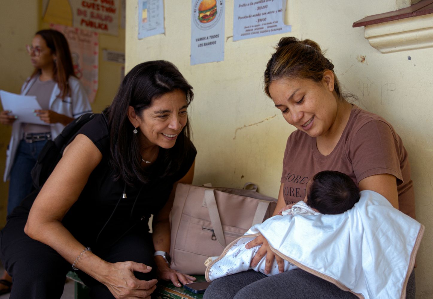 Las iniciativas de UNICEF buscan proteger la salud de madres y bebés a través del fortalecimiento del sistema público de salud.