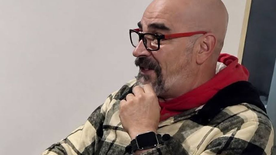 Pablo Víctor Balario, un periodista de Sierra de la Ventana, falleció a los 49 años luego de sufrir un infarto mientras transmitía en vivo.
