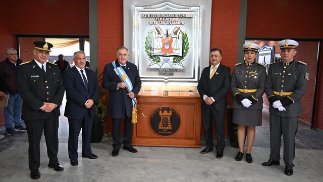 El acto incluyó el descubrimiento de una placa y la presentación del mueble que resguardará el sable de oficial.