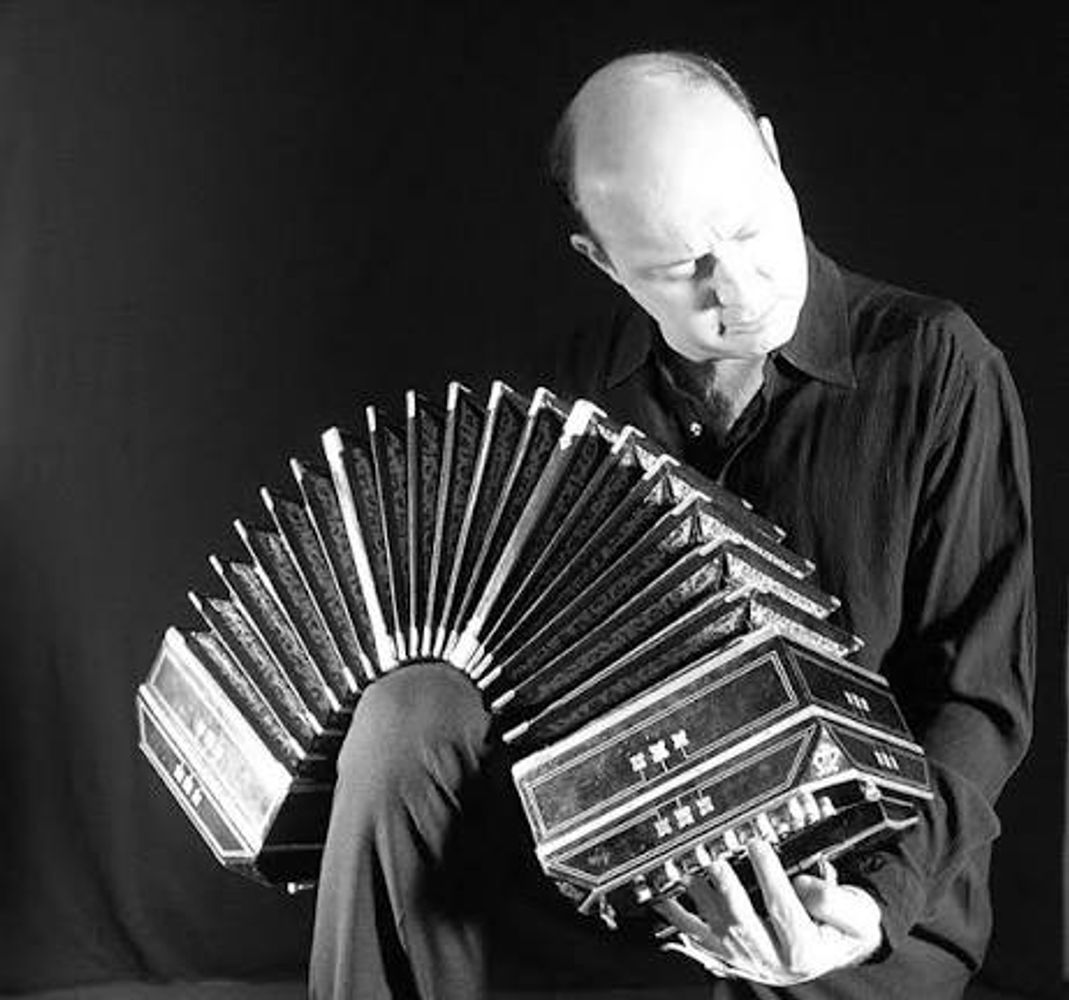 Pacitti compuso "Concierto Criollo", una pieza para violonchelo y orquesta que busca retratar, a través de la música, la esencia futbolística y humana del campeón del mundo.