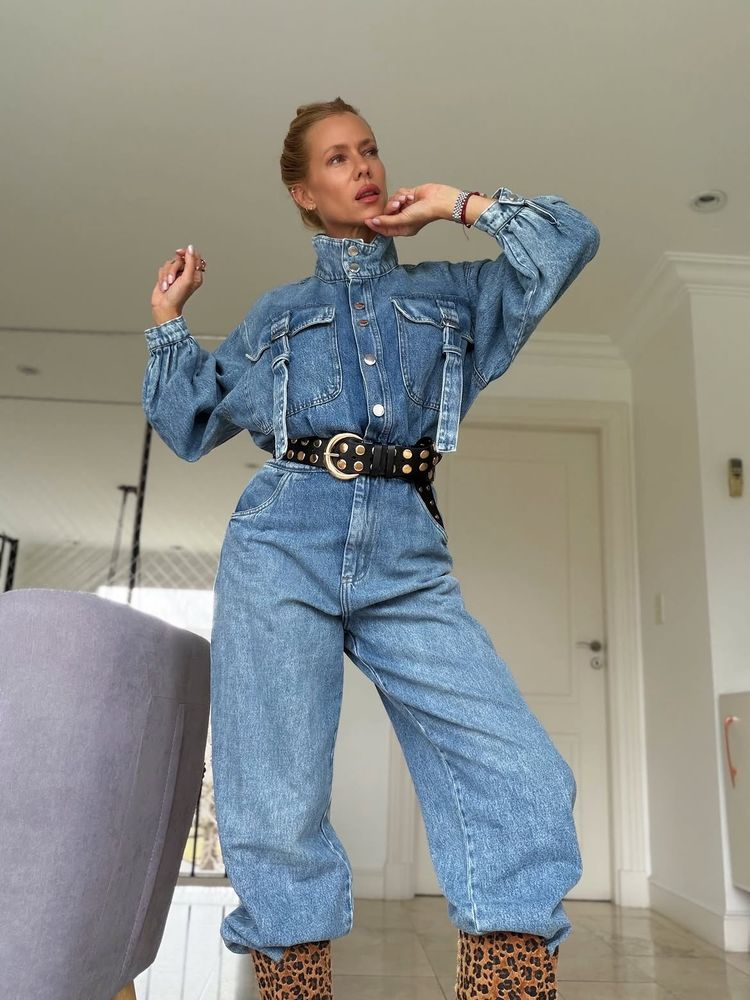 Enterito de jean, botas "leopard print" y cinturón con tachas: el audaz look "total denim" con el que Nicole Neumann impactó en las redes