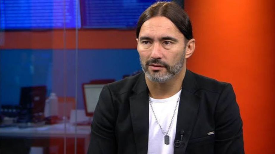 El exvocalista de Grupo Sombras estalló de bronca luego de que los empleados de una aerolínea boliviana le informara que no era posible viajar.