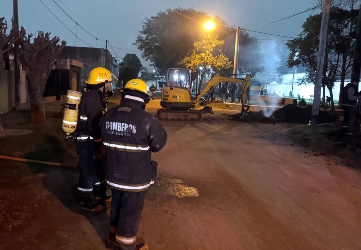 Bomberos Arroyito actuaron en pérdida de gas e incendio de auto