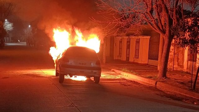Bomberos Arroyito actuaron en pérdida de gas e incendio de auto