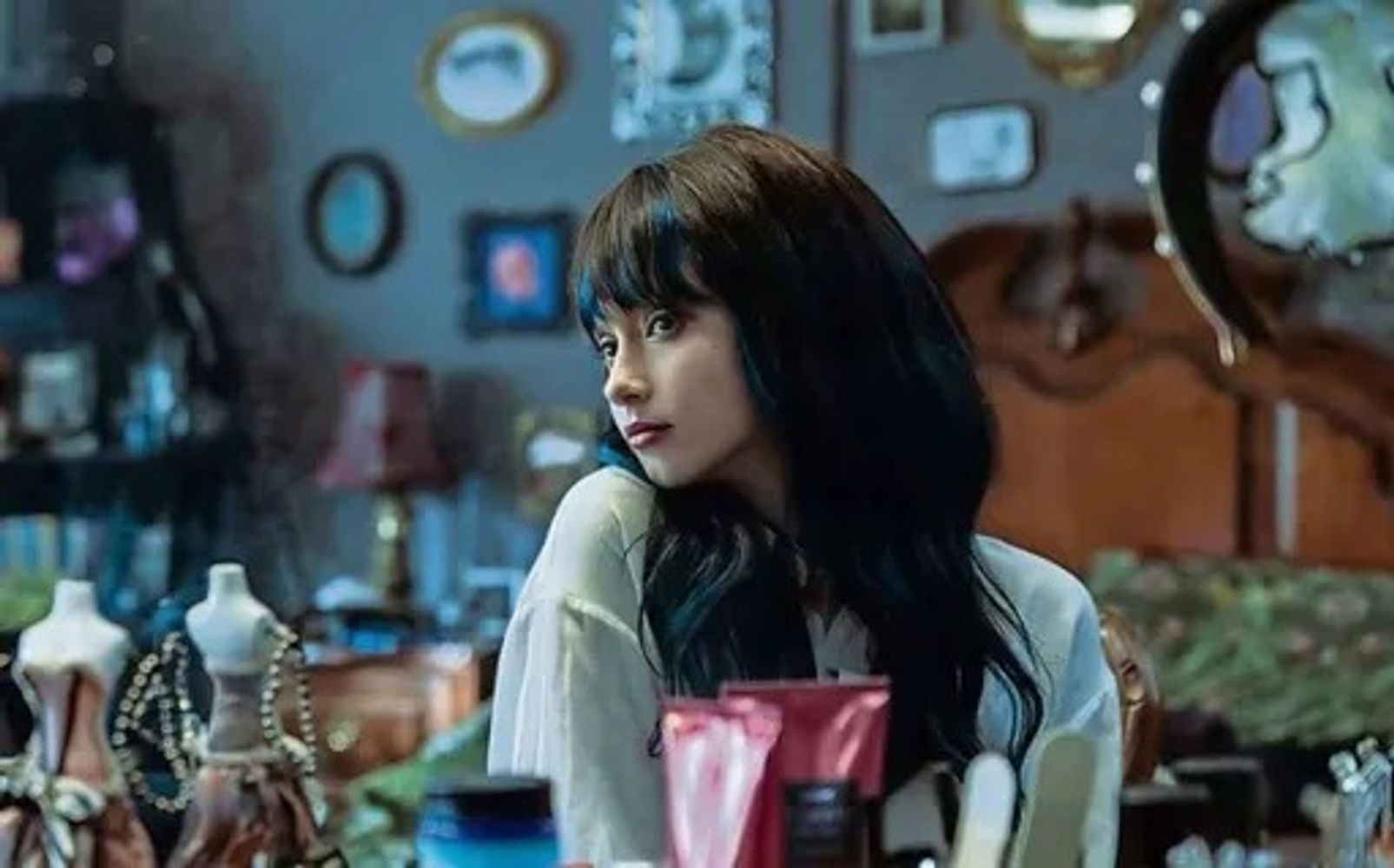 La serie combina drama juvenil, suspenso y problemáticas actuales vinculadas a internet.