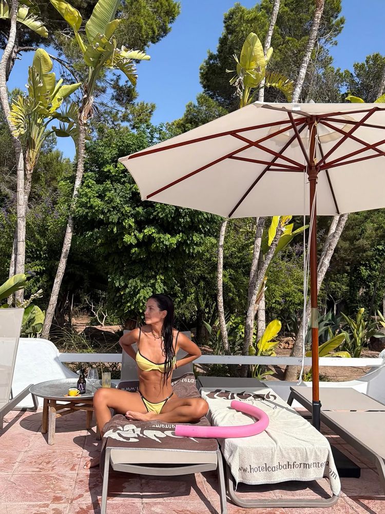 Microbikini "bicolor" amarillo, vivos negros y estética "resort": el sensual descanso de Zaira Nara en el paraíso de Formentera