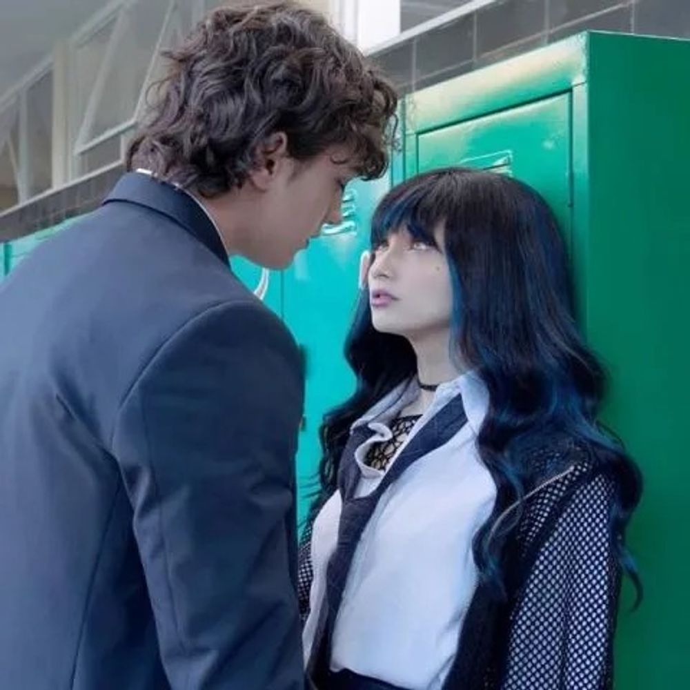 La historia sigue a una adolescente que enfrenta una ola de ataques en redes sociales.
