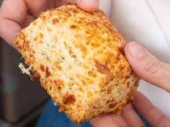 El truco de la manteca: la receta infalible para hacer scones de queso súper suaves