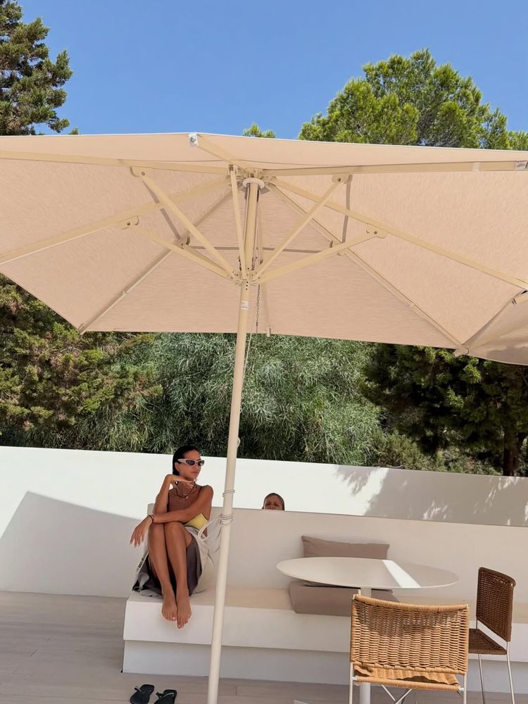 Microbikini "bicolor" amarillo, vivos negros y estética "resort": el sensual descanso de Zaira Nara en el paraíso de Formentera