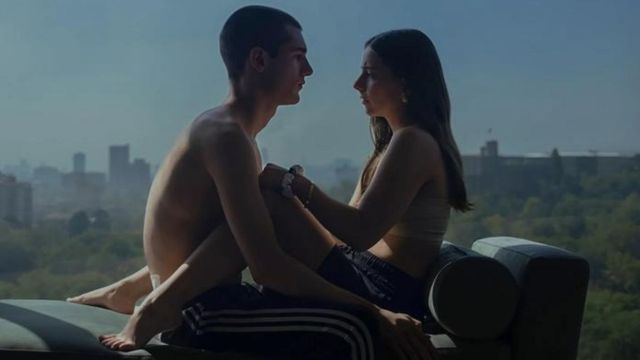 La película combina escenas para adultos con una fuerte crítica sobre los privilegios y la desigualdad.