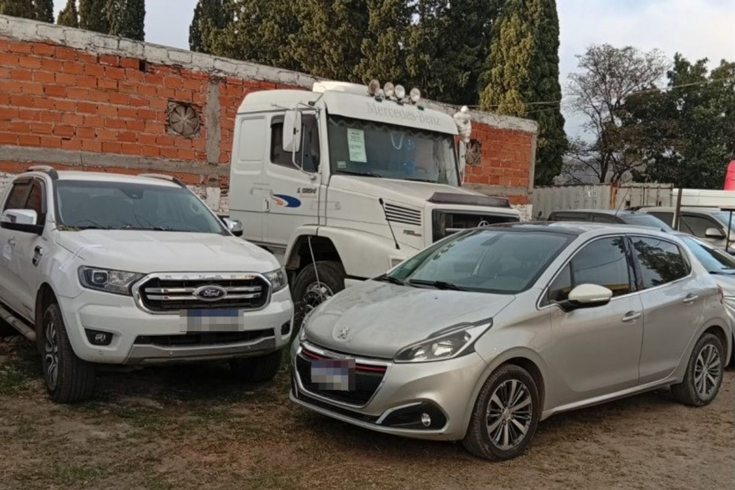 En el marco de los allanamientos ordenados por la Justicia Federal, la Gendarmería descubrió una importante flota vehicular propiedad de la familia Villegas.