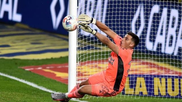 Brilló en su debut riverplatense en un Superclásico pandémico y llenó los diarios argentinos con su cara. Sin embargo, no pudo afianzarse y su carrera cambió de rumbo.
